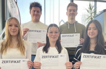 Wenn Schülerinnen und Schüler zu Bankmanager:innen werden – Erfolg für die HLW Reutte beim „SCHULBANKER“-Planspiel