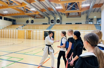 „Stark und sicher“: Selbstverteidigungskurs in der 2WA, 2WB und 2A